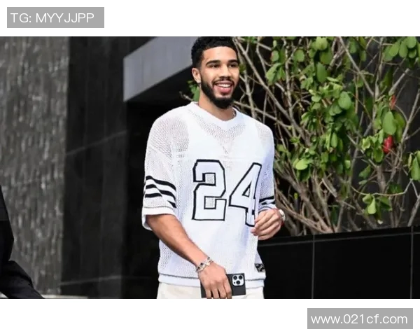 足球与时尚完美融合 探索球星们的潮流穿搭之道 足球与时尚完美融合 探索球星们的潮流穿搭之道