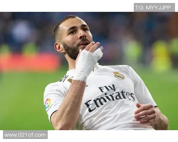 足球球星自拍动作详解:解锁明星背后的拍摄技巧与创意瞬间 足球球星自拍动作详解:解锁明星背后的拍摄技巧与创意瞬间