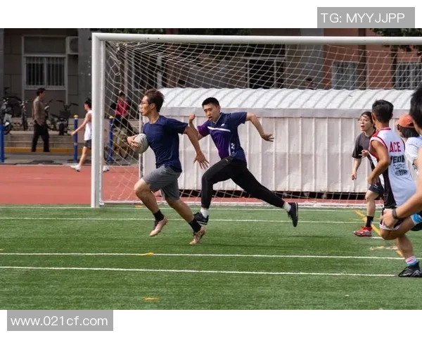 橄榄球明星跨界挑战足球赛场 展现多项运动才华激烈对抗 橄榄球明星跨界挑战足球赛场 展现多项运动才华激烈对抗