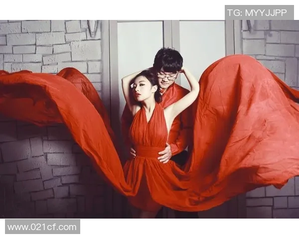 足球球星与妻子甜蜜亲吻瞬间曝光,两人恩爱互动尽显幸福模样